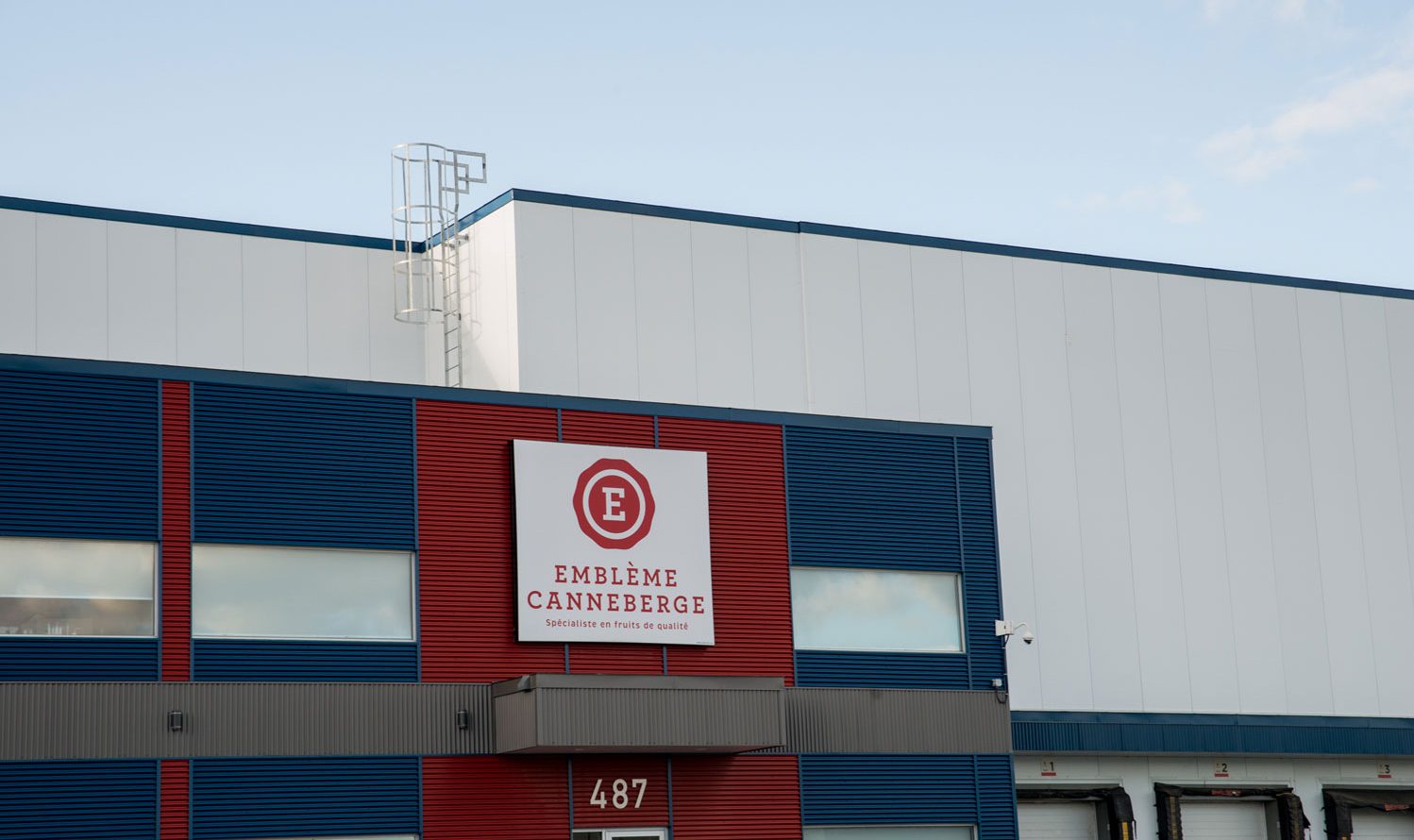INSTALLATION DAMA Panneaux extérieurs projet Emblème Canneberge